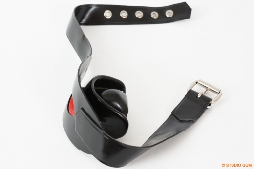 Mundauskleidung mit Riemen I - HEAVY RUBBER by STUDIO GUM