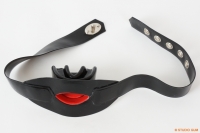 Mundauskleidung mit Riemen I